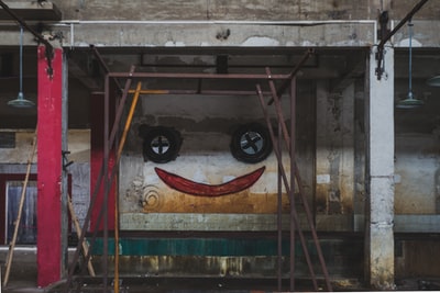 一个笑脸涂鸦涂在墙上。
